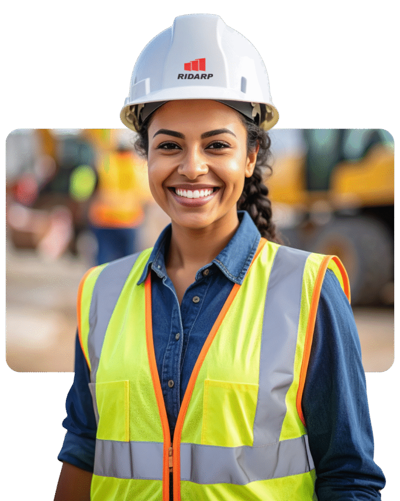 Foto de uma mulher utilizando um capacete com o logo da construtora industrial Ridarp